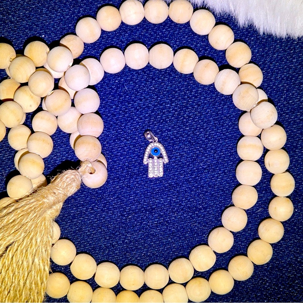 Beautiful 925 Silver Hamsa necklace.
blue evil eye with shiny crystals. 
Steardy